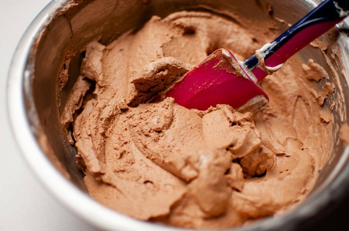 ilustrasi membuat dark chocolate mousse