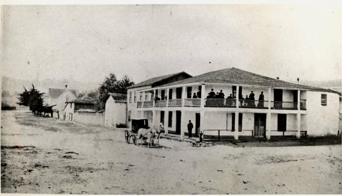 Pemandangan Larkin House pada tahun 1890, bangunan bersejarah yang terkait dengan Thomas Oliver Larkin.