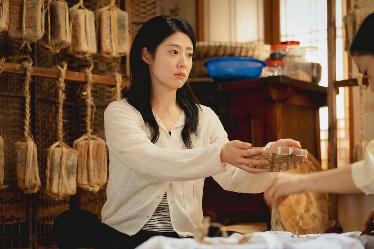 7 Still Cuts Nam Ji Hyun di Make Me Tingle, Jadi Cewek Konservatif!