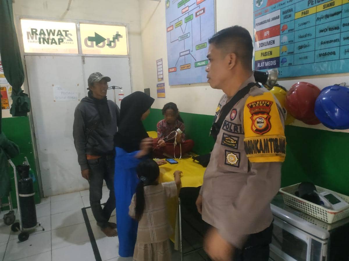 Siswa SD Inpres Sangnging-Sangnging, Kecamatan Pattallassang, Kabupaten Gowa, Sulawesi Selatan, diduga mengalami keracunan usai menyantap me