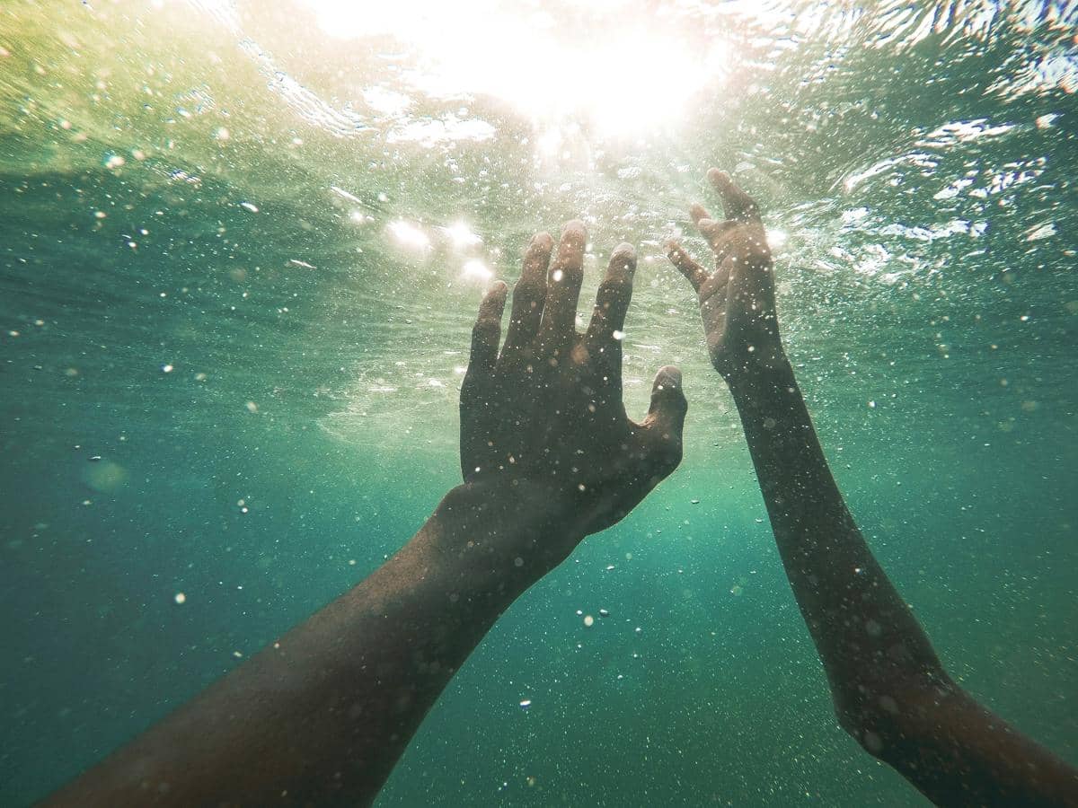 Apa yang Terjadi pada Tubuh setelah Lama Terapung di Laut?