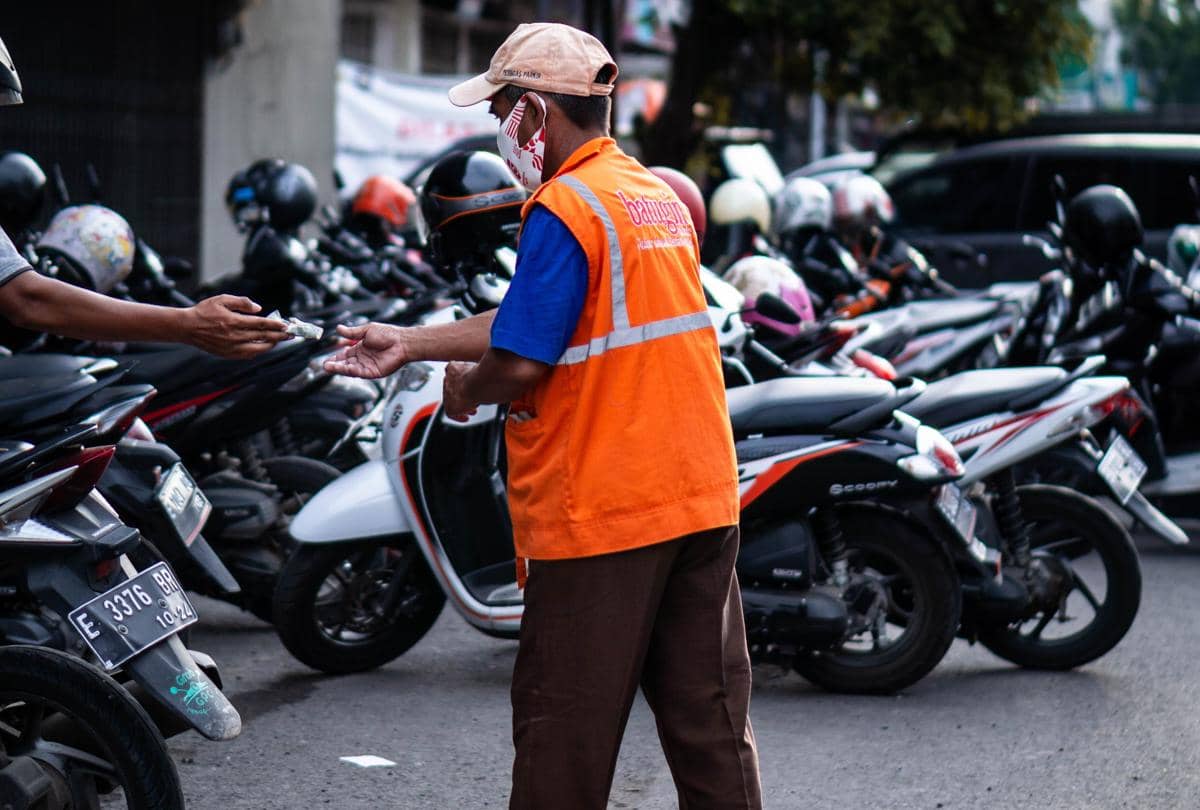 Apa yang Sebenarnya Kita Bayar saat Memberi Uang Parkir?