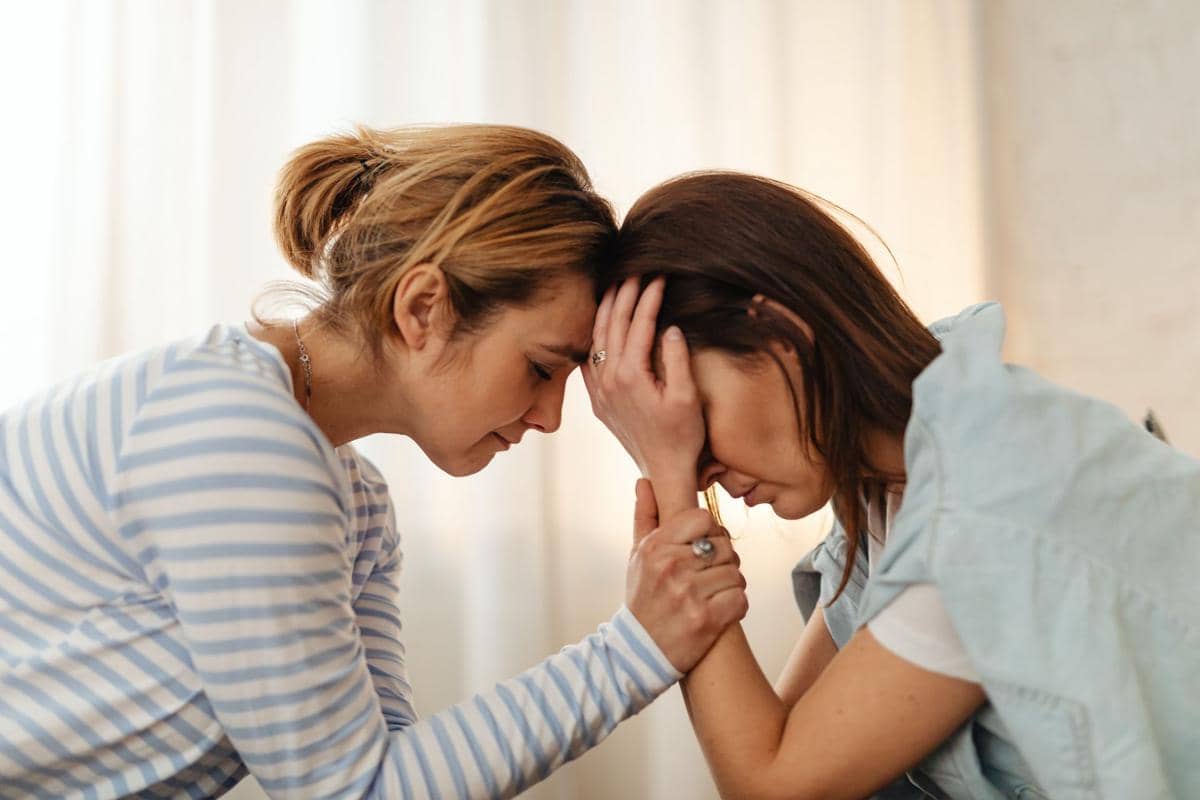 5 Cara Jaga Mental saat Dampingi Korban Trauma, Jangan Ikut Hancur!