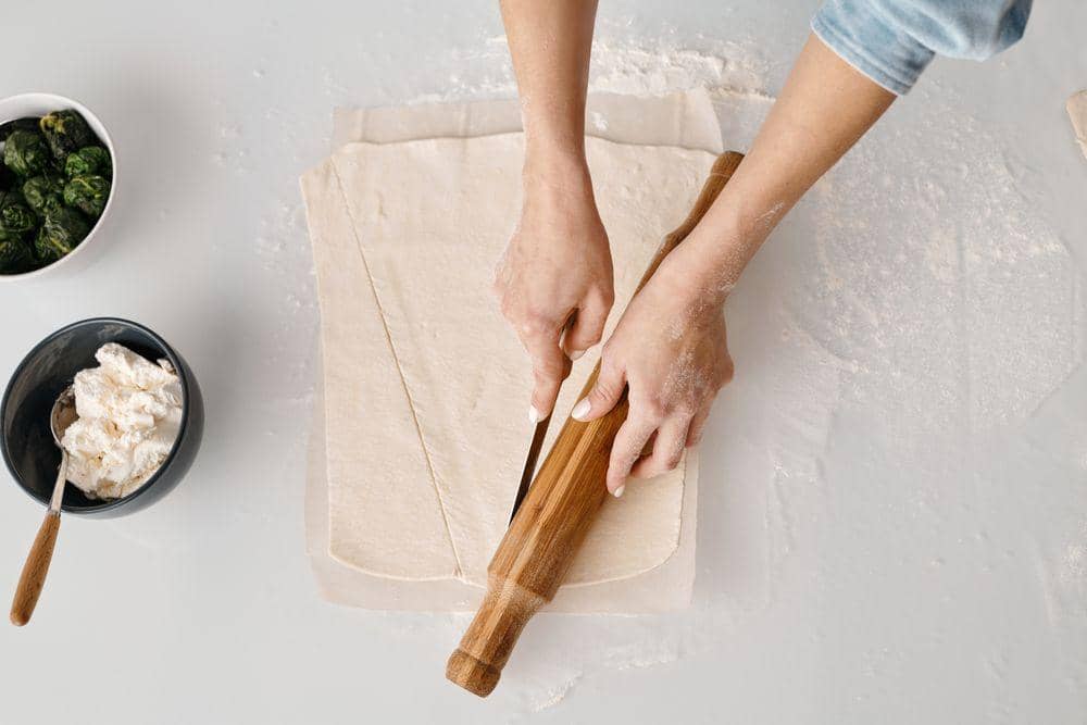ilustrasi memotong puff pastry
