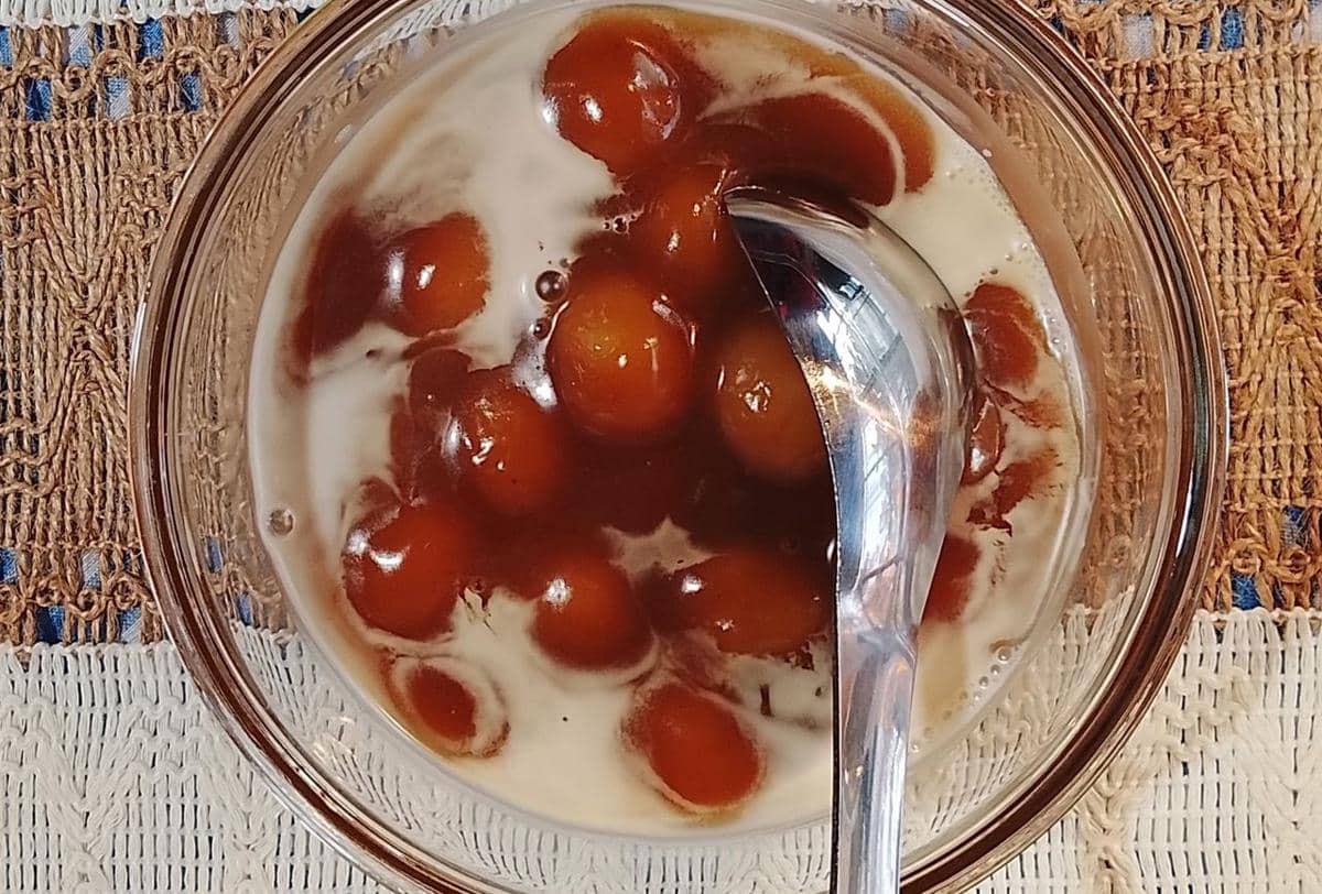 Resep Tangyuan Cokelat Siram Susu Jahe, Dessert Hangat yang Melegakan Tenggorokan