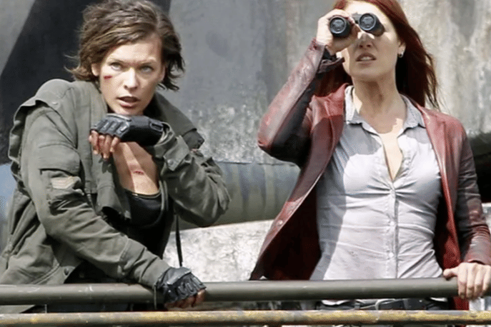 Alice dan Claire dalam film Resident Evil: The Final Chapter