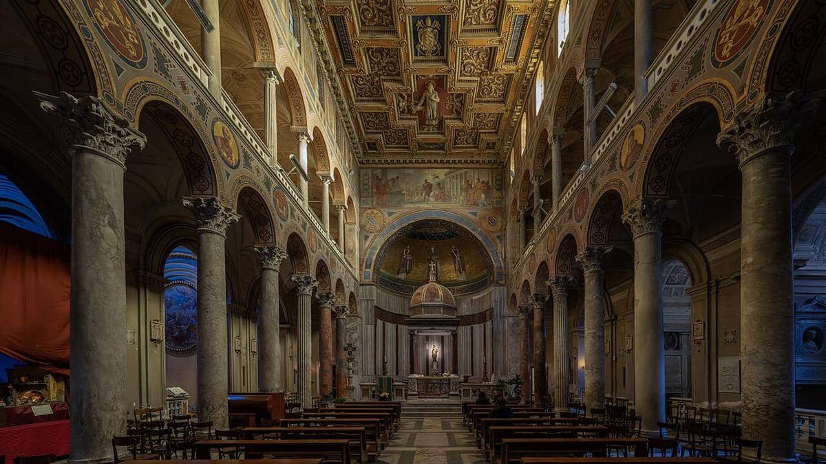 potret dekorasi pahatan di langit-langit dan barisan pilar-pilarnya yang ikonik di bagian interior basilika