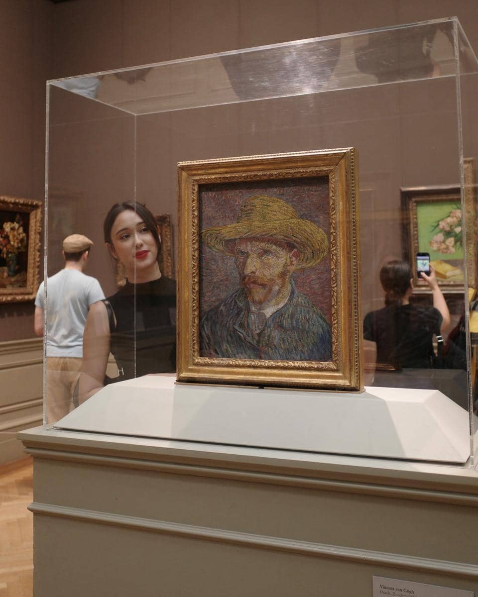 Yasmin Napper menikmati karya seni di The Metropolitan Museum of Art