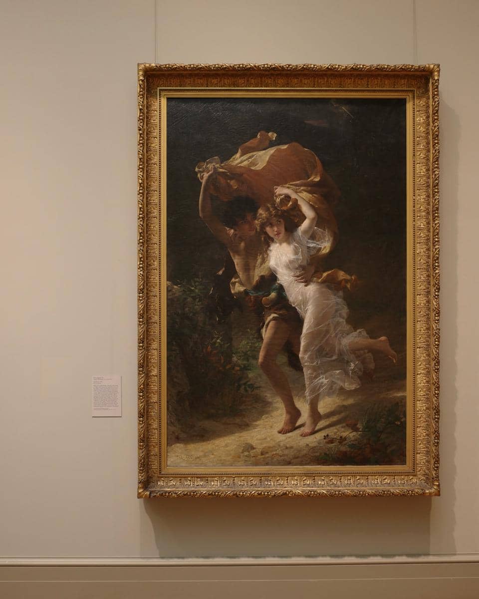 Yasmin Napper menikmati karya seni di The Metropolitan Museum of Art
