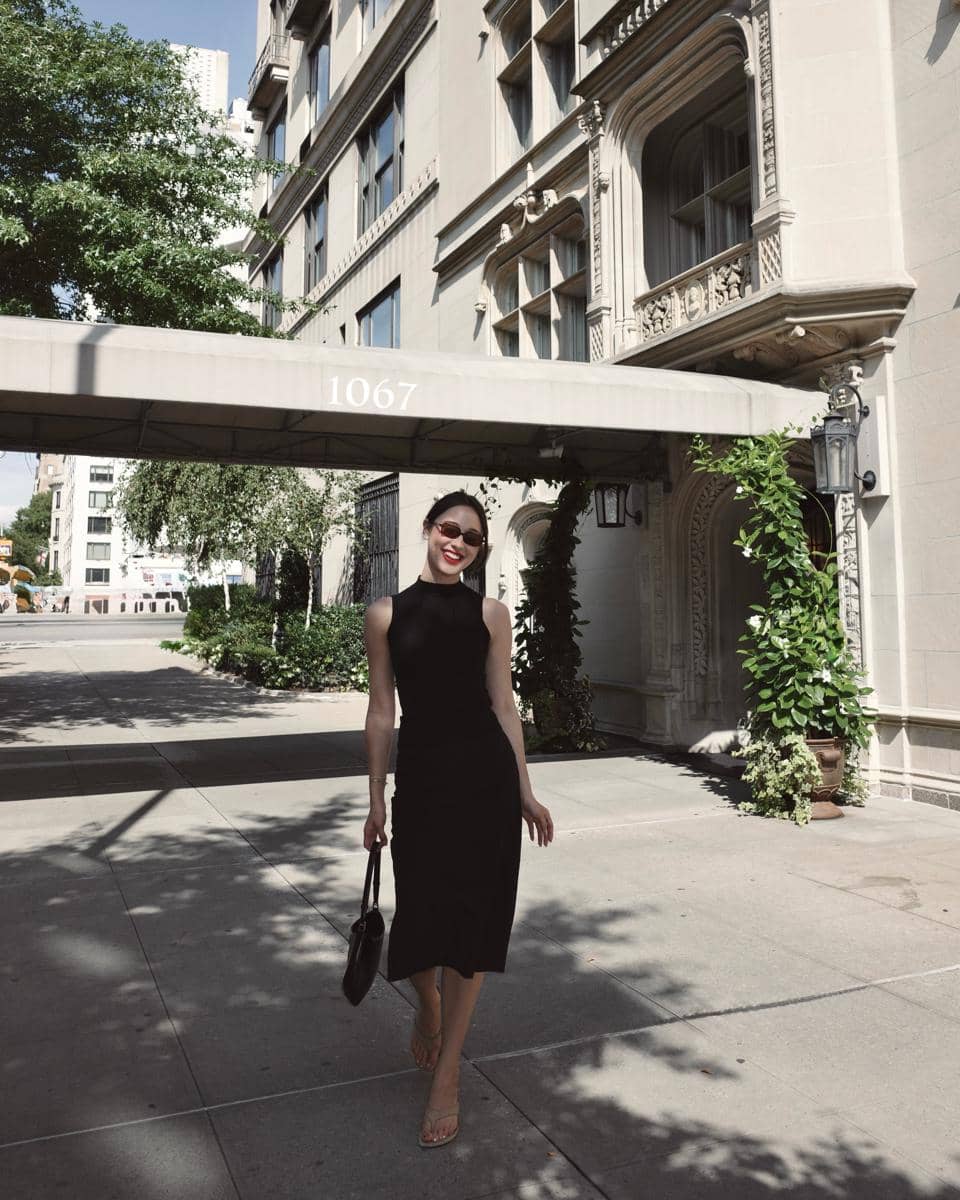 Yasmin Napper menikmati karya seni di The Metropolitan Museum of Art