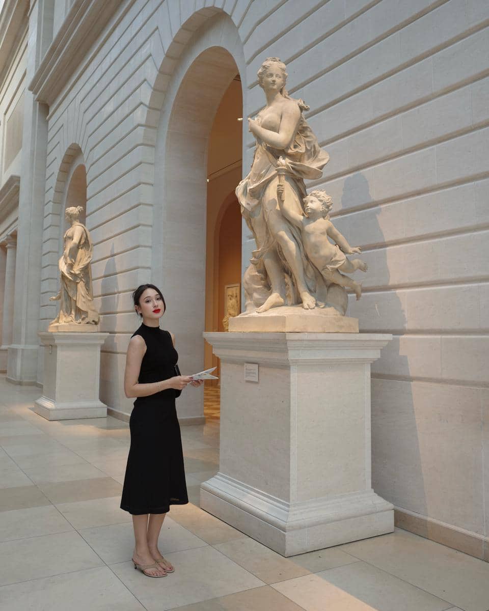 Yasmin Napper menikmati karya seni di The Metropolitan Museum of Art
