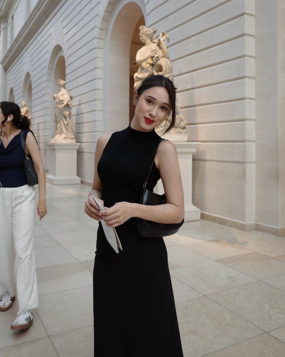 Yasmin Napper menikmati karya seni di The Metropolitan Museum of Art