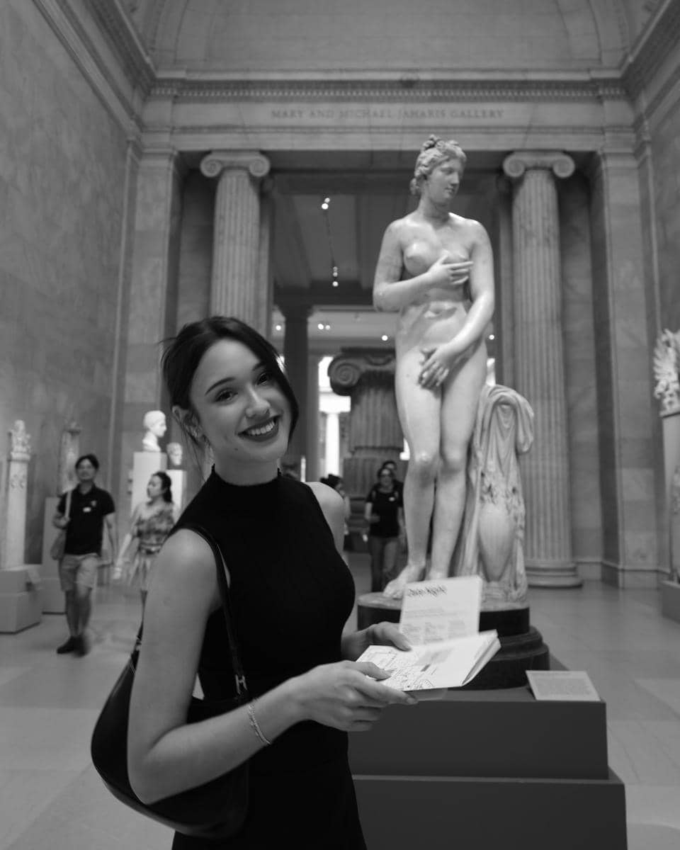 Yasmin Napper menikmati karya seni di The Metropolitan Museum of Art