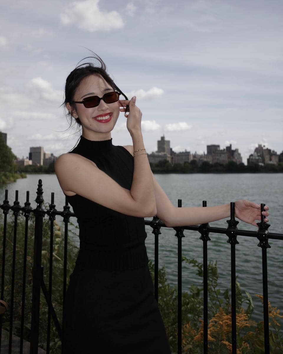 Yasmin Napper menikmati karya seni di The Metropolitan Museum of Art