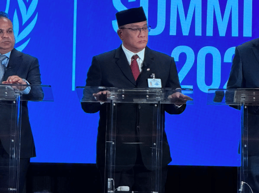 Menteri Lingkungan Hidup/Kepala Badan Pengendalian Lingkungan Hidup (BPLH), Mohammad Jumhur Hidayat dalam Interactive Leaders Dialogue pada