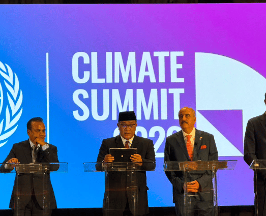 Menteri Lingkungan Hidup/Kepala Badan Pengendalian Lingkungan Hidup (BPLH), Mohammad Jumhur Hidayat dalam Interactive Leaders Dialogue pada