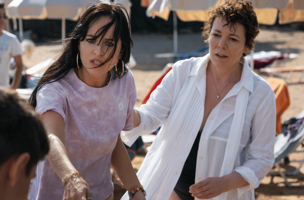 Dakota Johnson (kiri) dalam The Lost Daughter