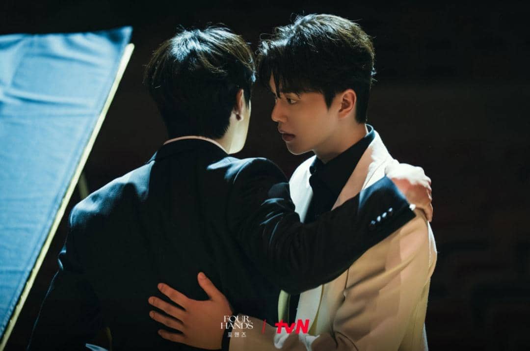 Cuplikan adegan dari drama Korea Four Hands, Two Sonatas produksi tvN dalam tangkapan layar promosi.
