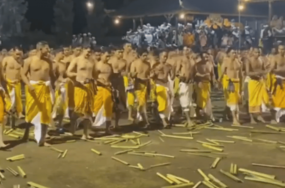 Penari Tari Baris Babuang dengan busana kain putih kuning.