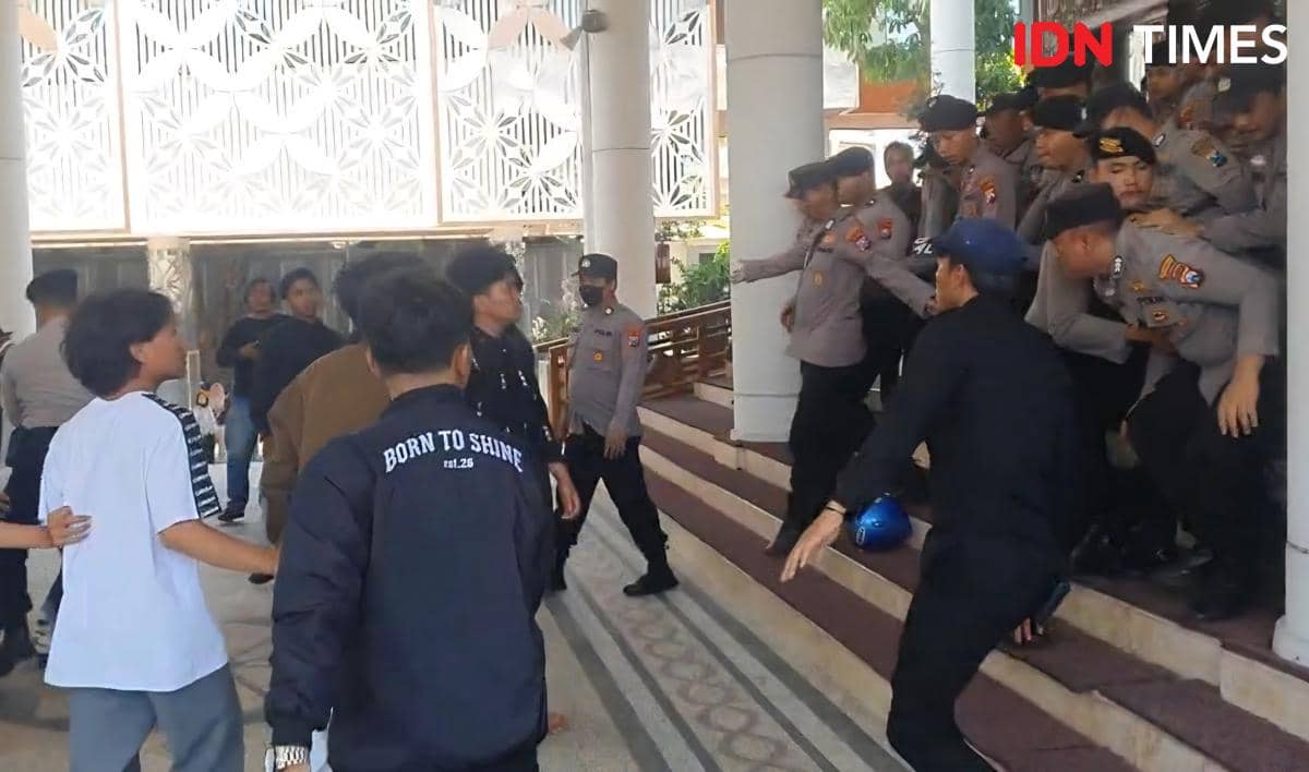 Demo Tolak MBG di DPRD Jatim Memanas, Tuntut Program Dihentikan