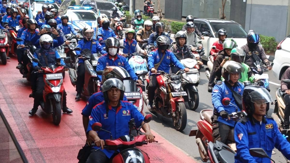 Buruh dari arah Cawang mulai berdatangan di kawasan Pancoran, Jakarta Selatan, sekitar pukul 10.45 WIB, Kamis (24/9/2026). (IDN Times/Rohman