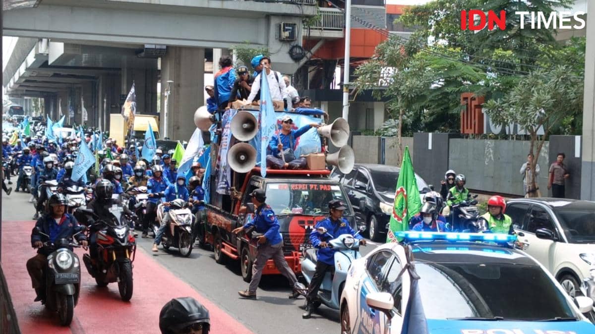 Datang dengan Konvoi Sepeda Motor, Buruh Dikawal Polisi