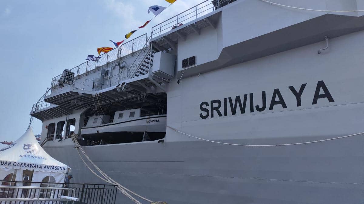 Kapal induk ITS Giuseppe Garibaldi dari Italia resmi berganti nama menjadi KRI Sriwijaya. (IDN Times/Yosafat Diva Bayu Wisesa)