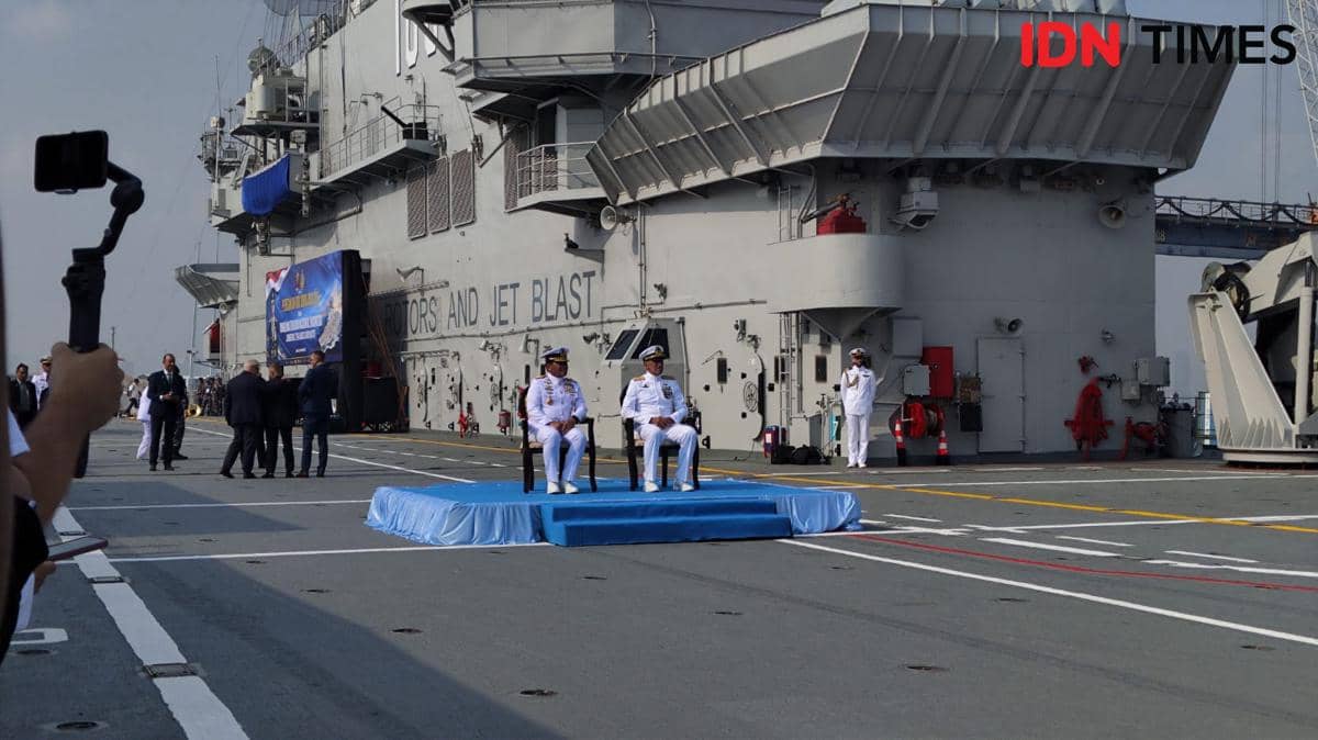 Upacara pergantian nama Kapal induk ITS Giuseppe Garibaldi dari Italia menjadi KRI Sriwijaya di atas geladak kapal yang bersandar di Dermaga