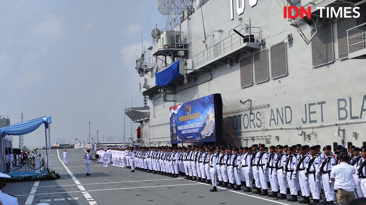 Upacara pergantian nama Kapal induk ITS Giuseppe Garibaldi dari Italia menjadi KRI Sriwijaya di atas geladak kapal yang bersandar di Dermaga