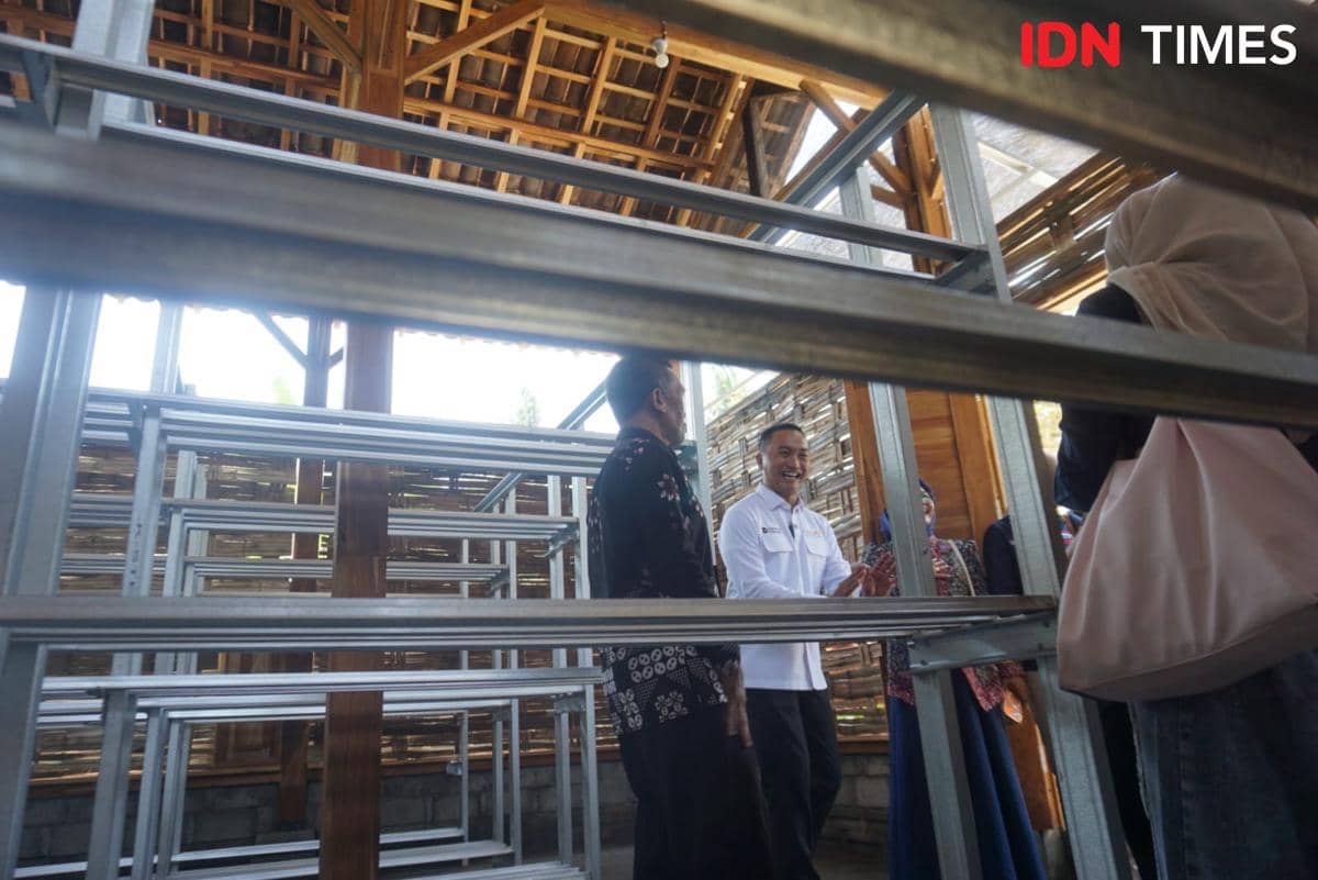 Bangunan kumbung jamur BUMKal Mulyo Rahayu di Tirtomulyo, Bantul, memanfaatkan sisa kayu jati dari produksi mebel.