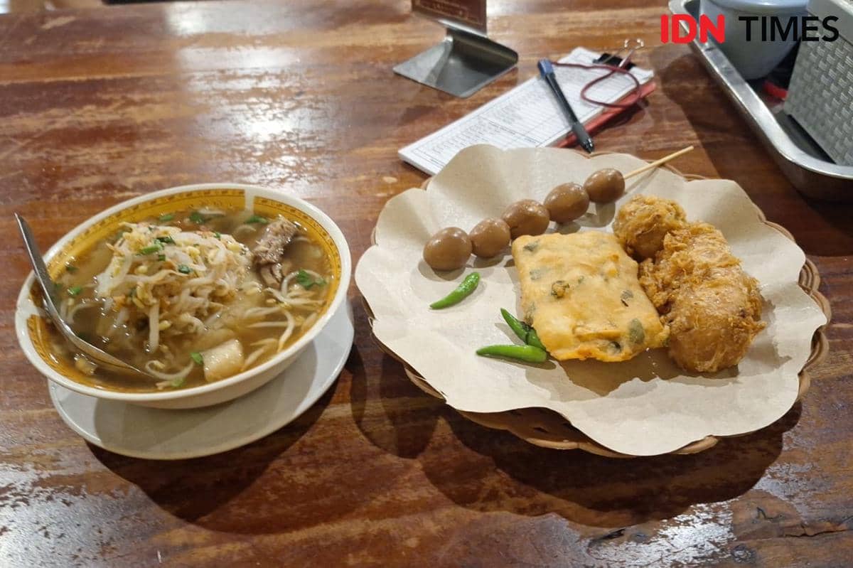 Potret soto ayam dan gorengan di SSB Hj. Hesti