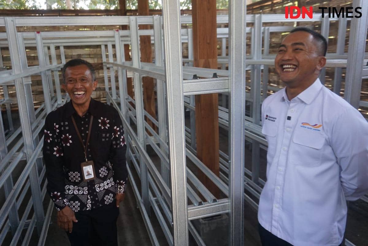 Kumbung jamur BUMKal Mulyo Rahayu di Tirtomulyo, Bantul, memanfaatkan sisa kayu jati produksi mebel PT BMN.