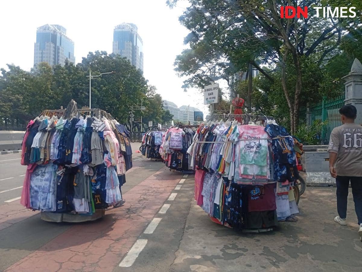Massa Petani Melepas Lelah di Monas, Pedagang Suvenir Jajakan Dagangan