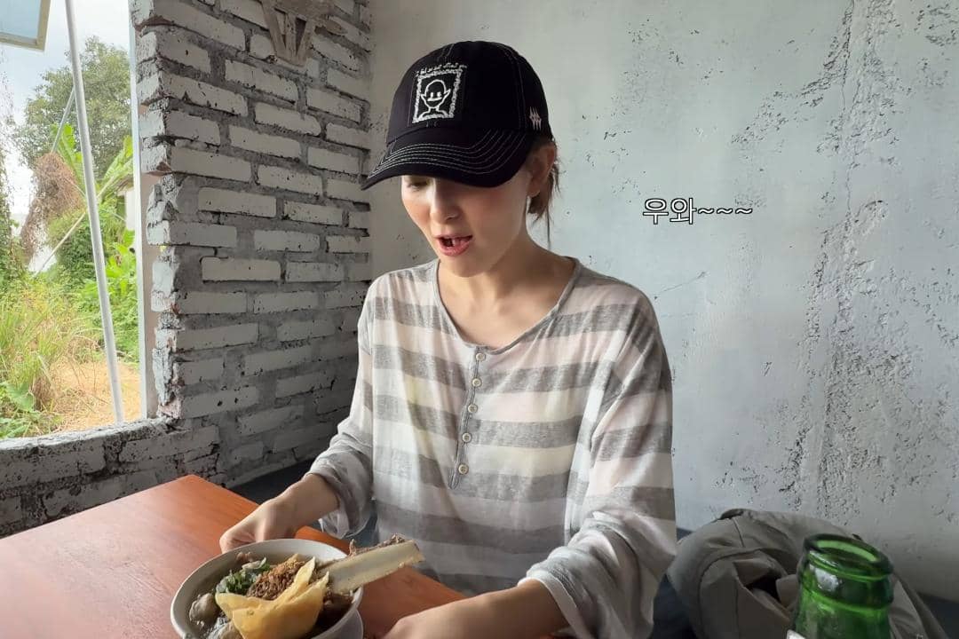 Seulgi Red Velvet tampak menikmati seporsi bakso iga dalam konten vlog miliknya