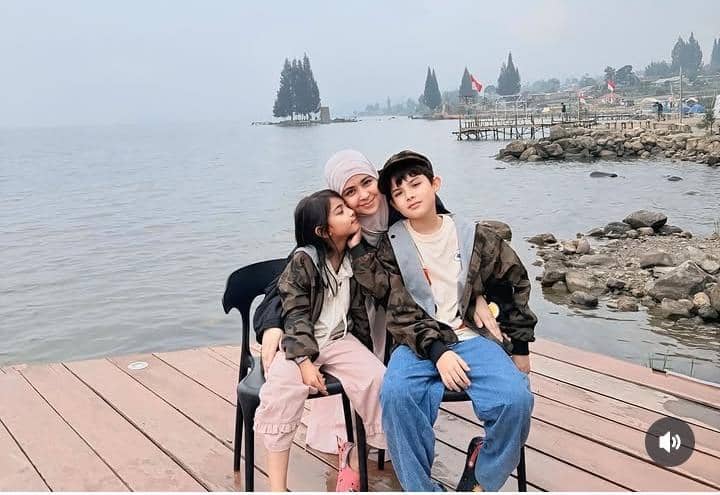 Risty Tagor dan anak liburan