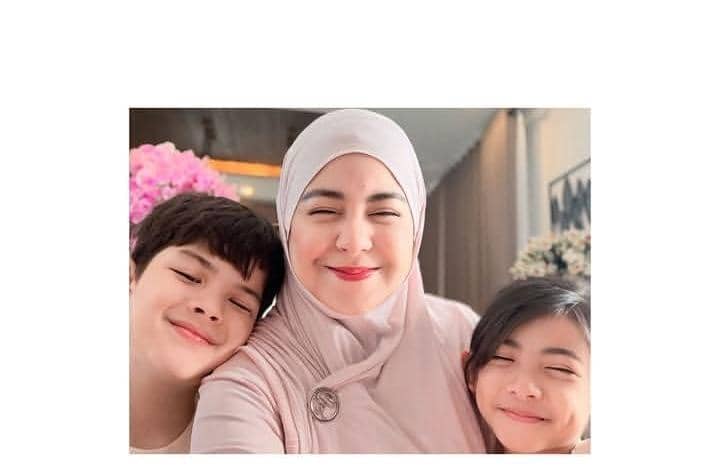 Risty Tagor dan anak liburan