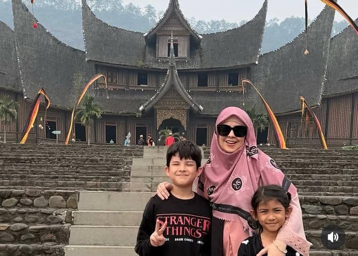 Risty Tagor dan anak liburan