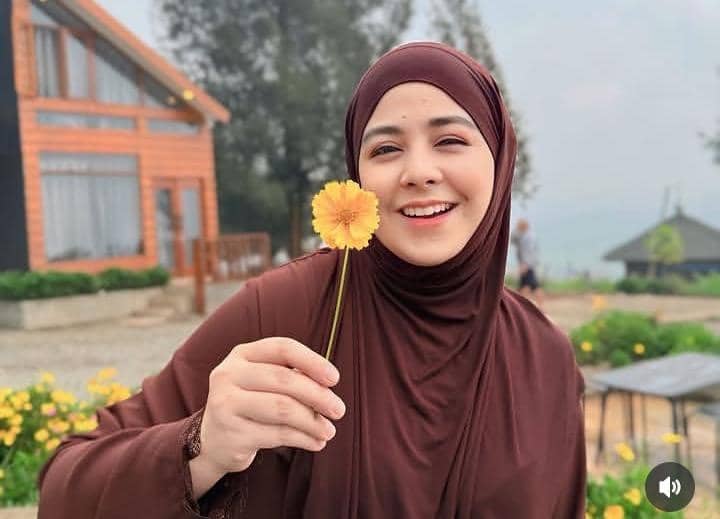 Risty Tagor dan anak liburan