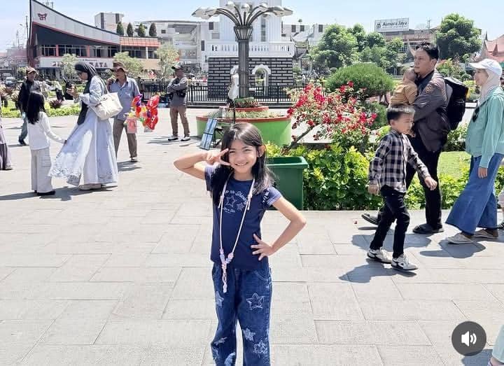Risty Tagor dan anak liburan