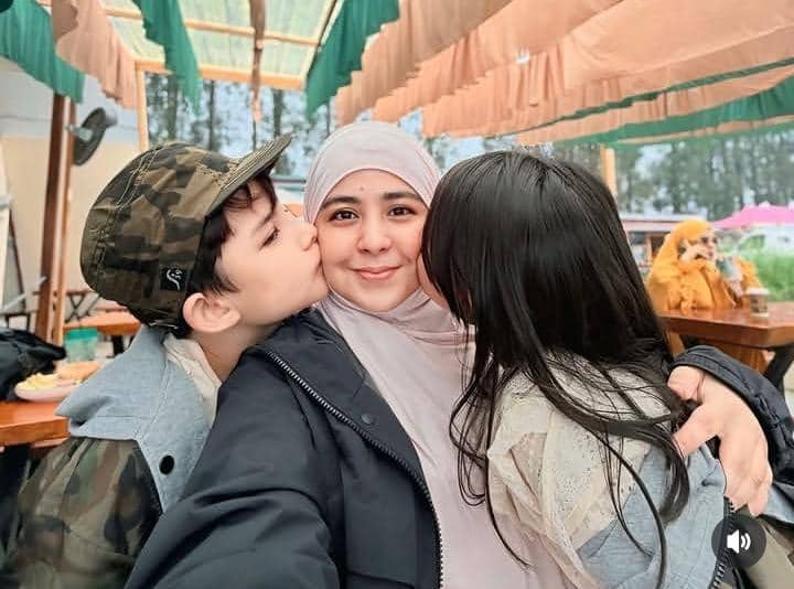 Risty Tagor dan anak liburan
