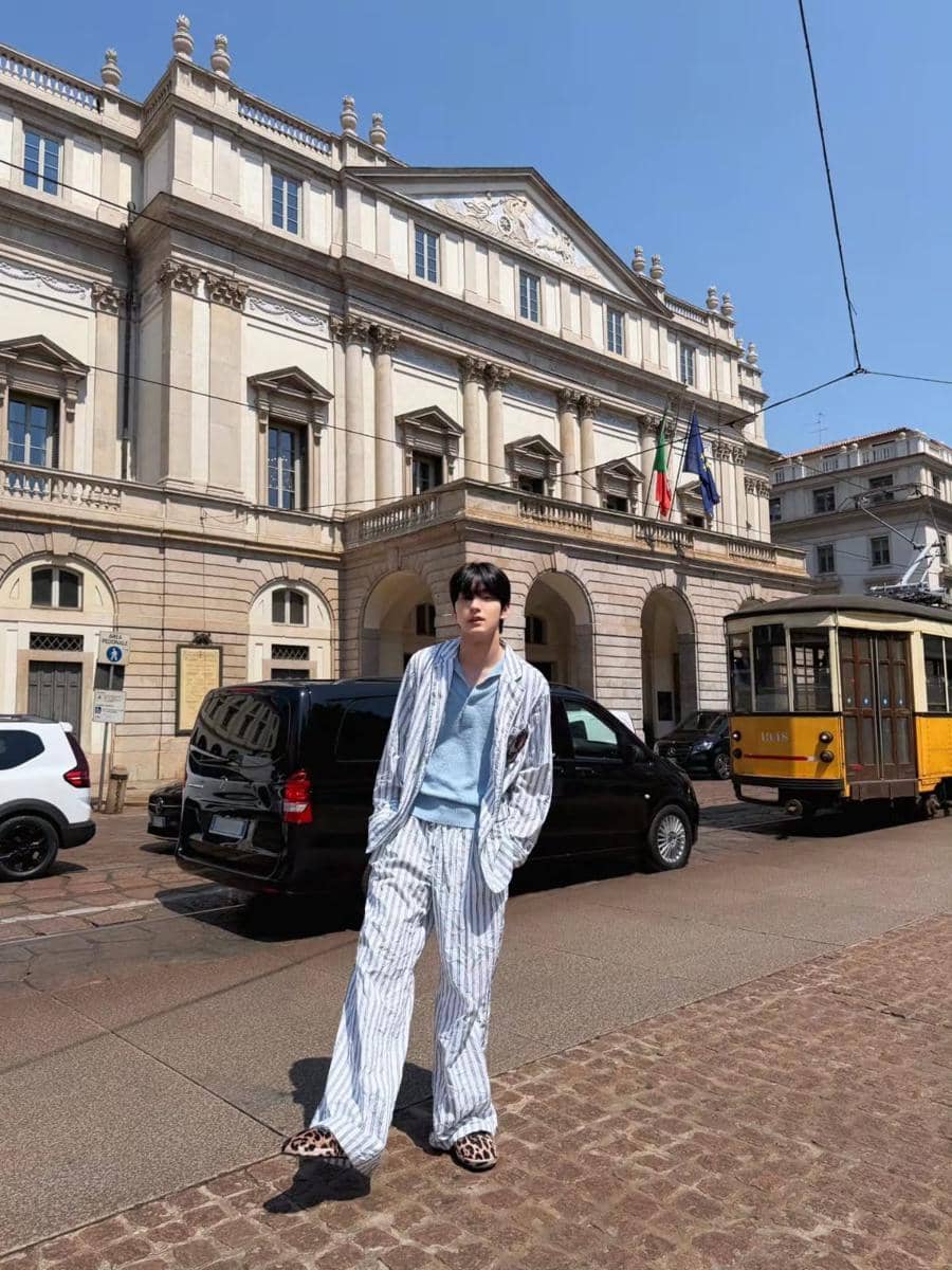 Soobin TXT mengenakan outfit kasual untuk hangout sebagai inspirasi OOTD dari unggahan Instagramnya.