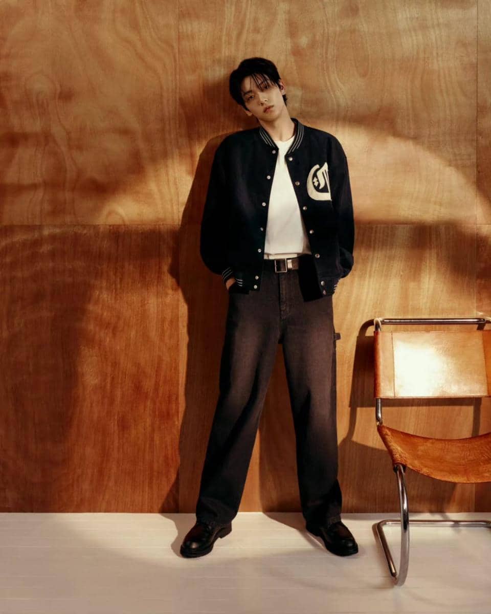 Soobin TXT berpose dengan gaya busana kasual yang santai dan modis sebagai inspirasi OOTD hangout sehari-hari.