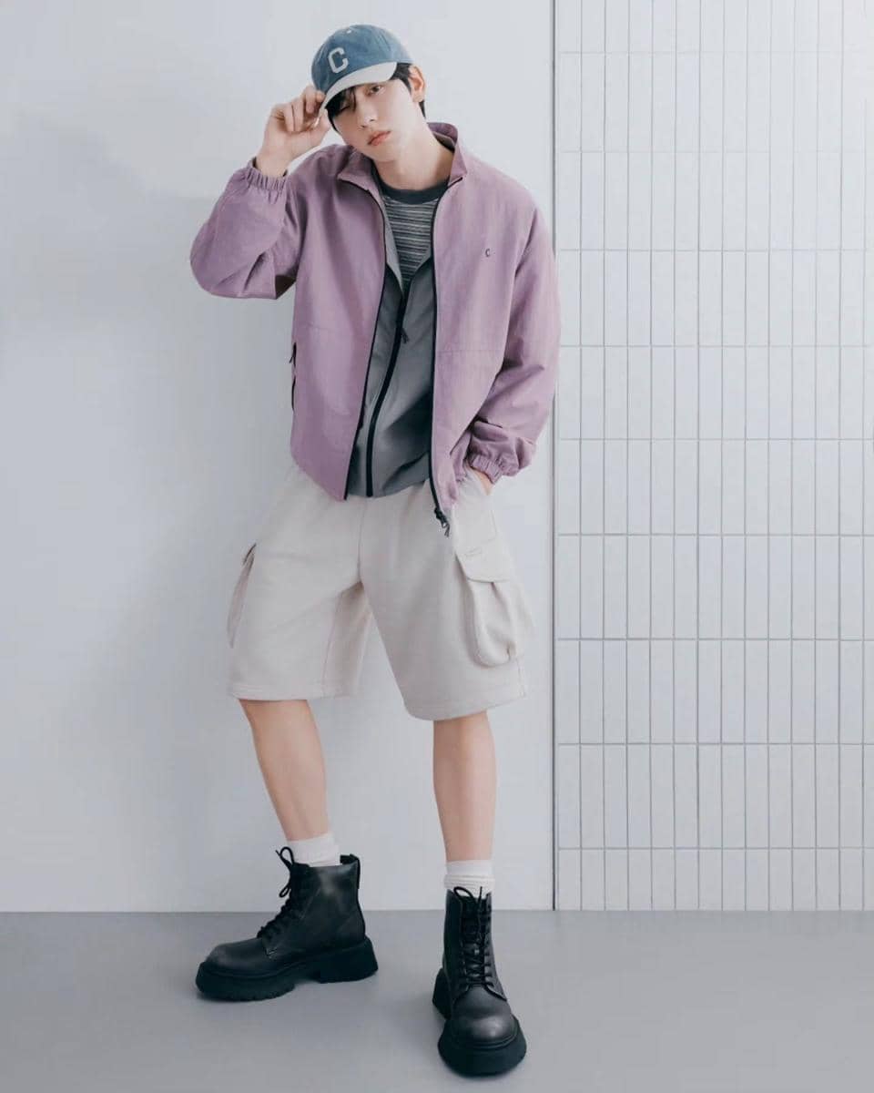 Soobin TXT tampil dengan inspirasi OOTD hangout kasual yang memadukan busana nyaman dan gaya modern.