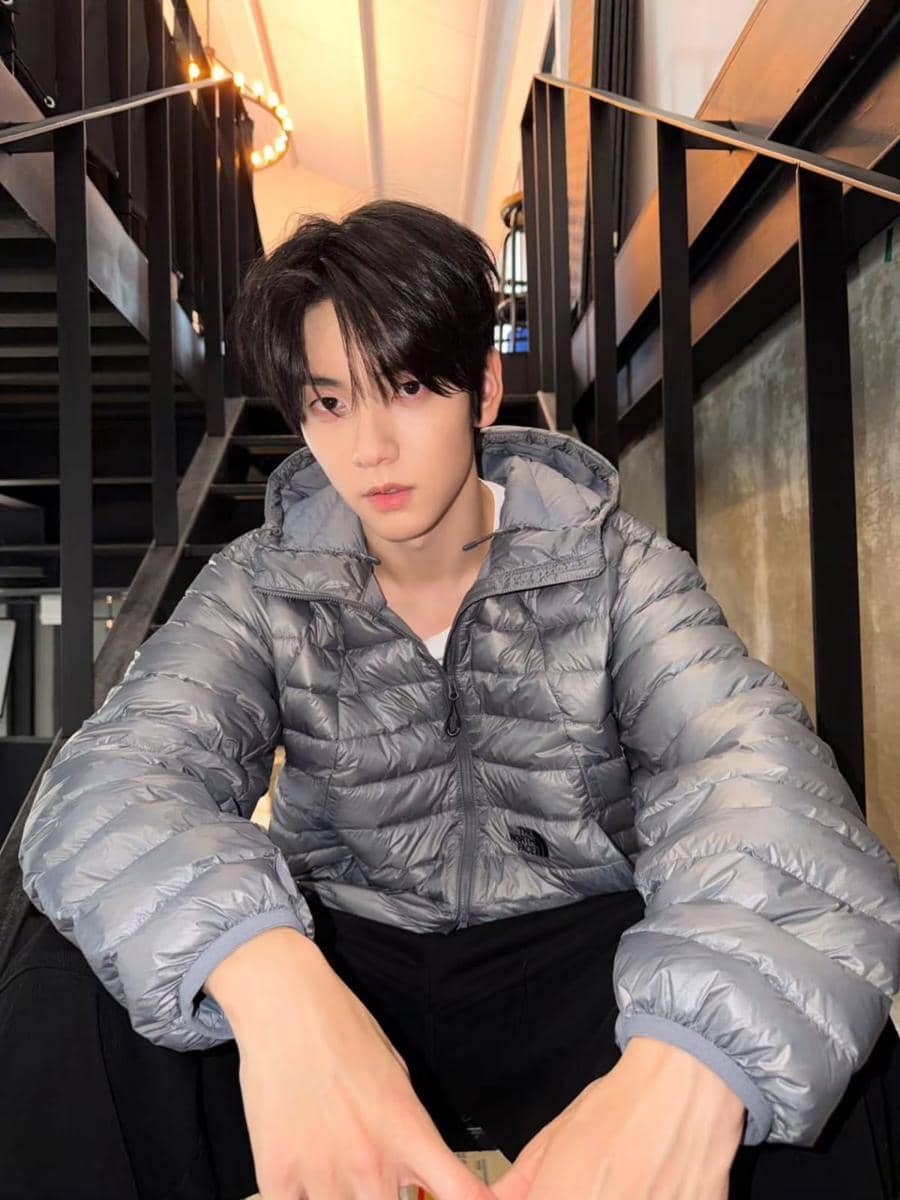 Soobin TXT membagikan inspirasi OOTD hangout melalui unggahan di akun Instagram pribadinya, page.soobin.