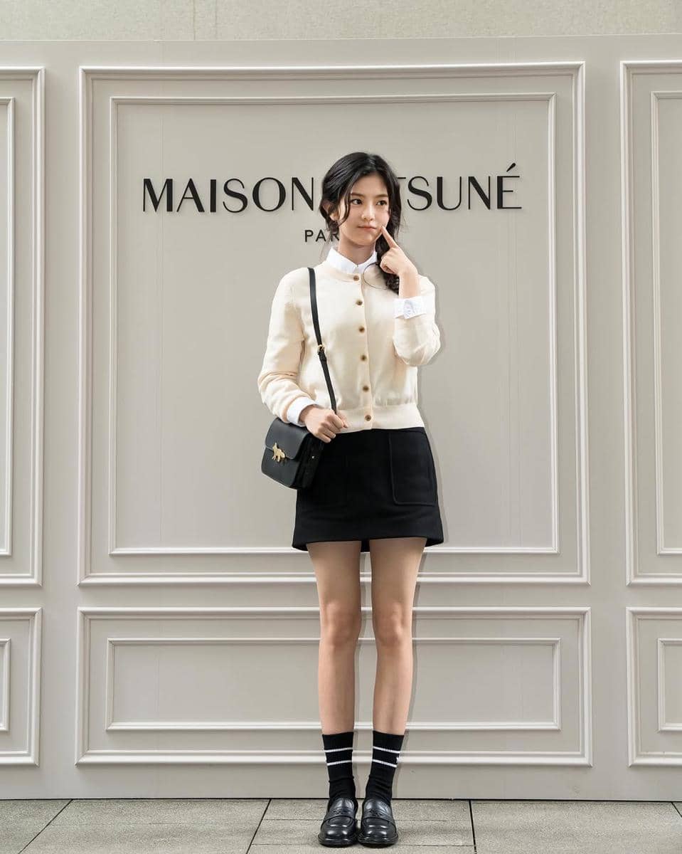 Shin Eun Soo memadukan rok hitam dengan atasan kasual untuk inspirasi gaya busana sehari-hari yang simpel.