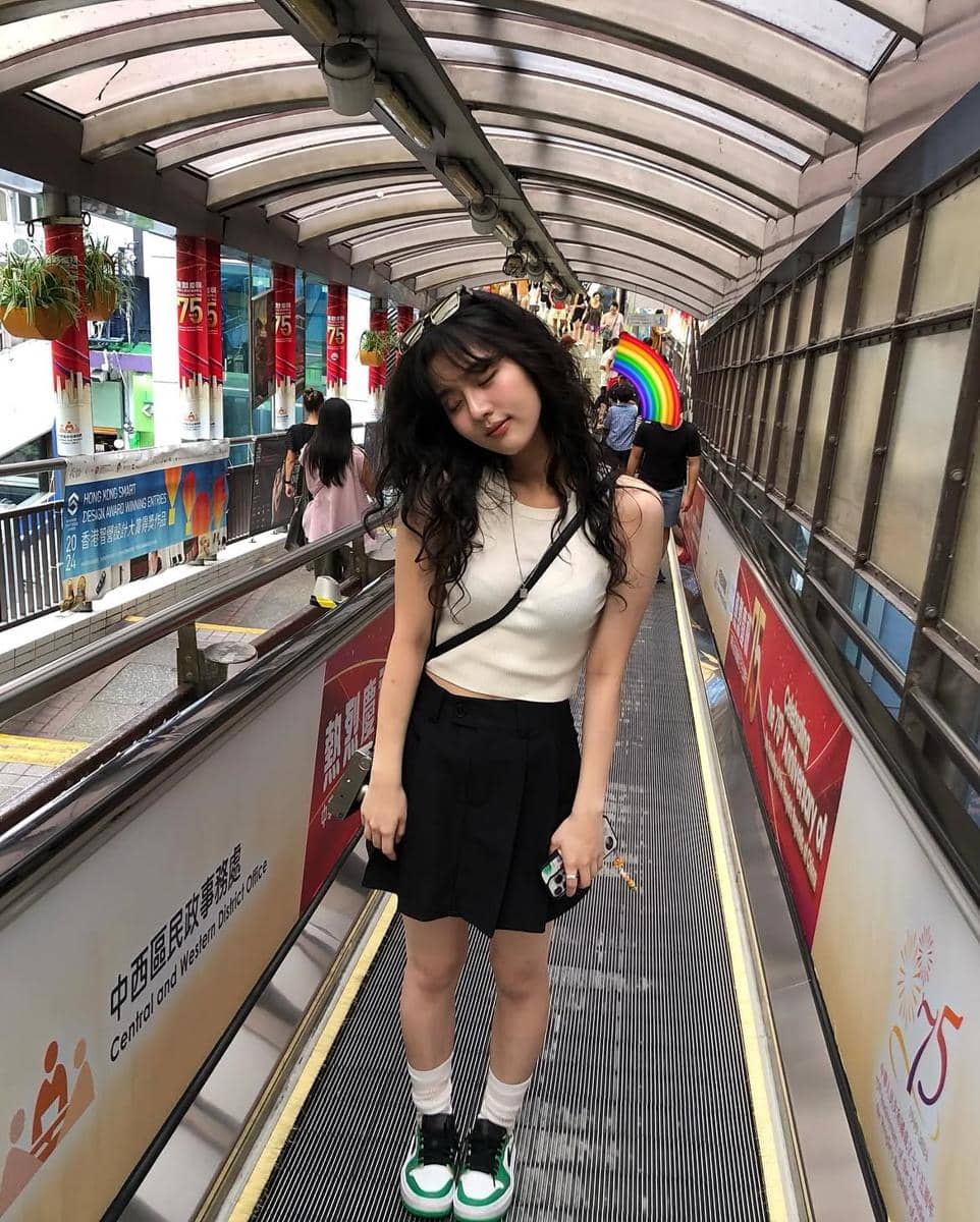 Shin Eun Soo tampil dengan kombinasi rok hitam dalam potret gaya busana yang diunggah di Instagram.