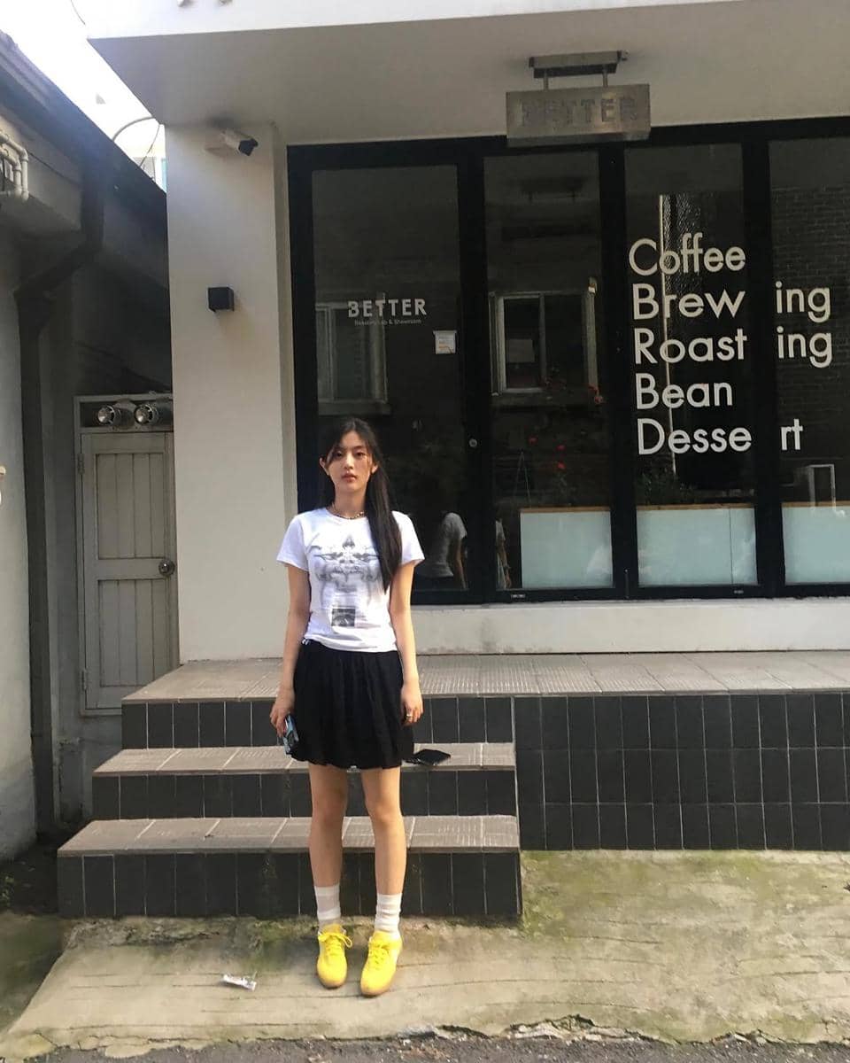 Shin Eun Soo tampil mengenakan rok hitam dalam gaya busana kasual yang dibagikan melalui akun Instagram pribadinya.
