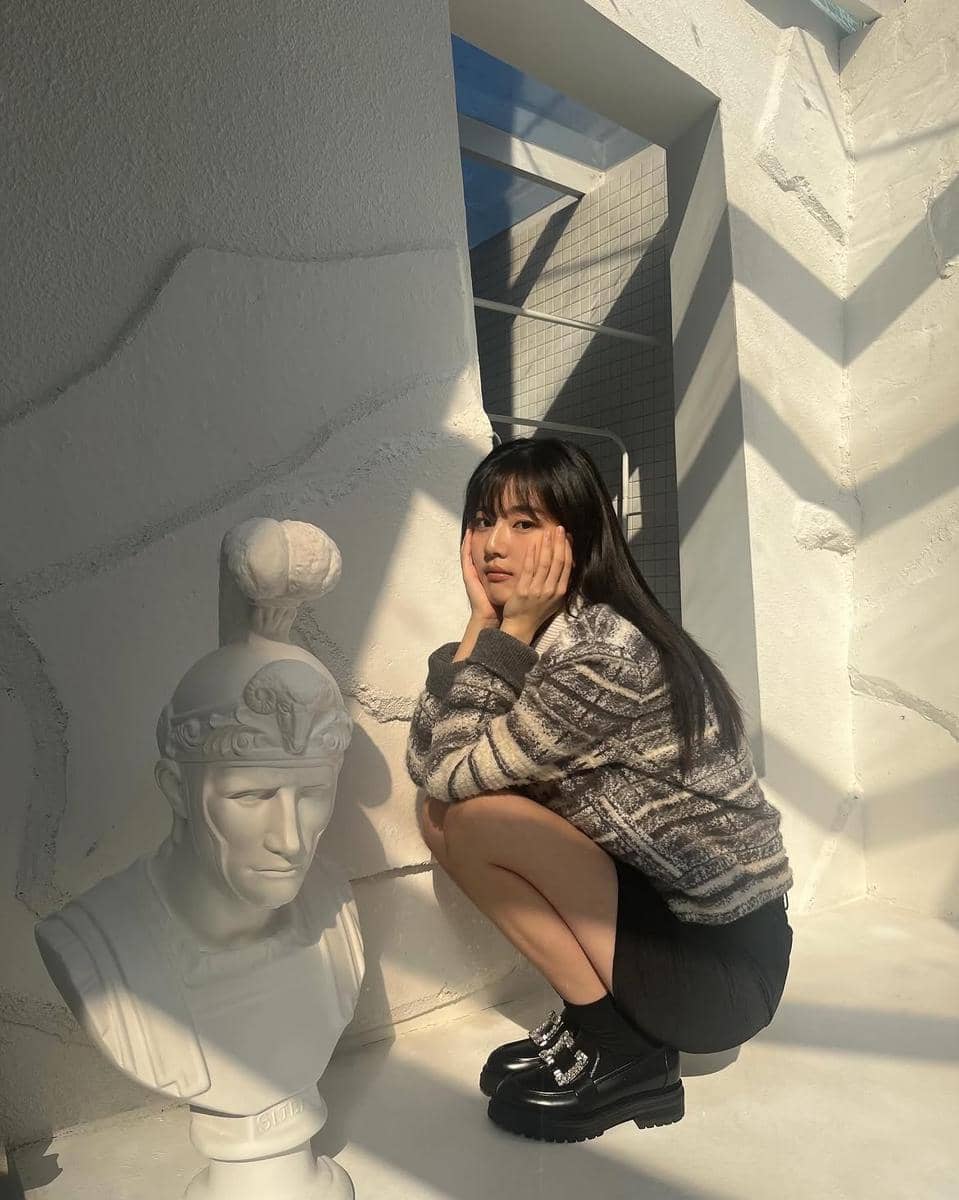 Shin Eun Soo tampil bergaya mengenakan rok hitam dalam potret mode yang diunggah melalui akun Instagram pribadinya.