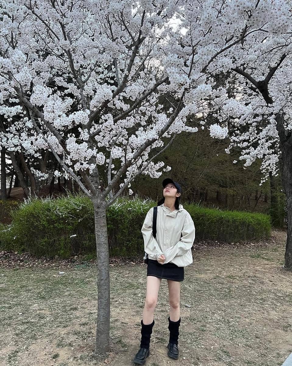 Shin Eun Soo tampil mengenakan rok hitam dalam potret gaya busana yang diunggah melalui akun Instagramnya.