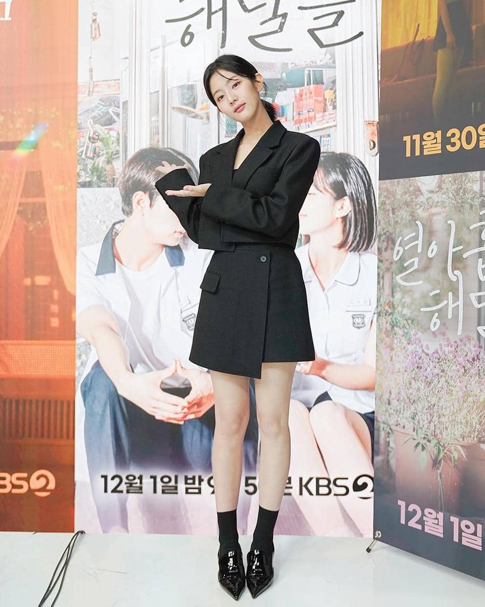 Shin Eun Soo mengenakan rok hitam dalam penampilan OOTD yang dibagikannya melalui akun Instagram pribadinya.